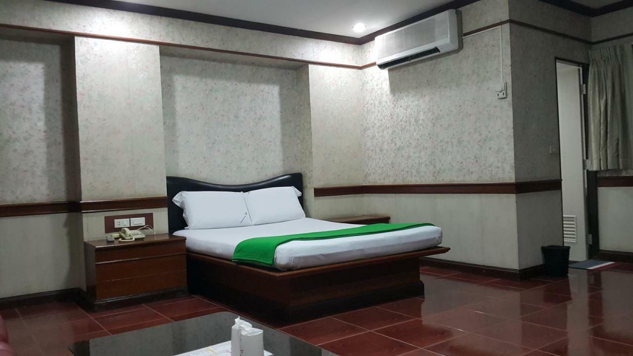 West Wing Mansion Aparthotel Bangkok Exterior foto